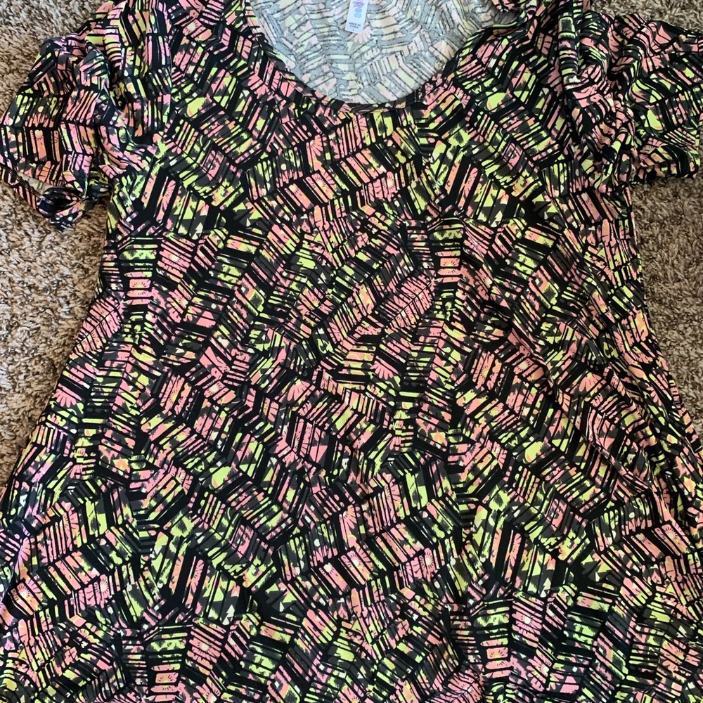 EUC LuLaRoe Large perfect T